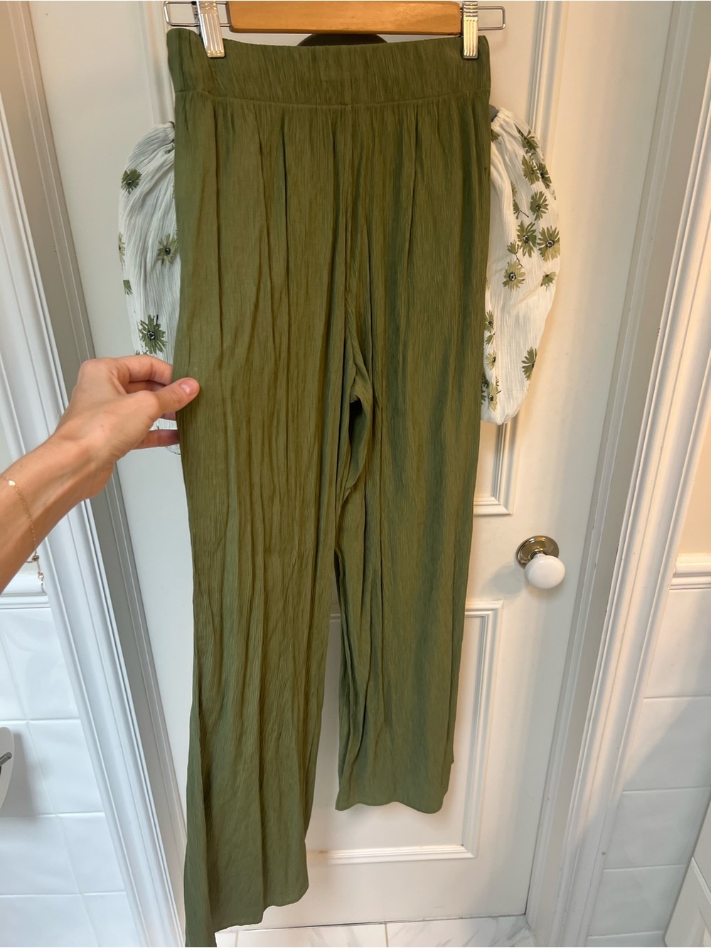 Abercrombie & Fitch Olive Green Wide-Leg Pants and matching floral top - Picture 7 of 8